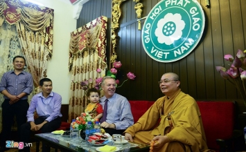 Đại sứ Mỹ đội mưa đi chùa báo hiếu cha mẹ